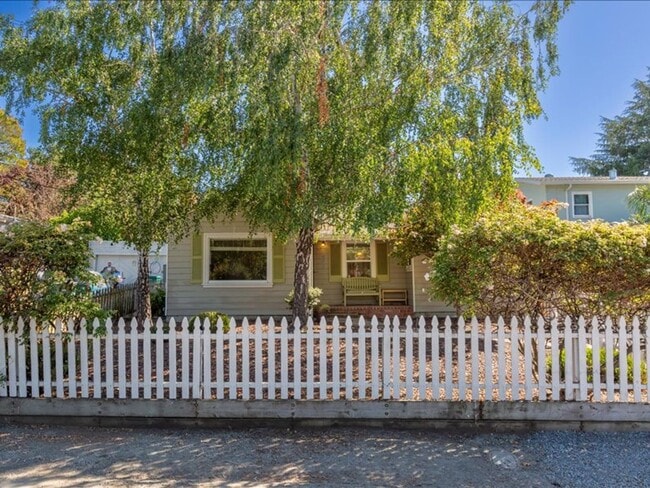 Photo - Sunny & Bright Bungalow in King Estates