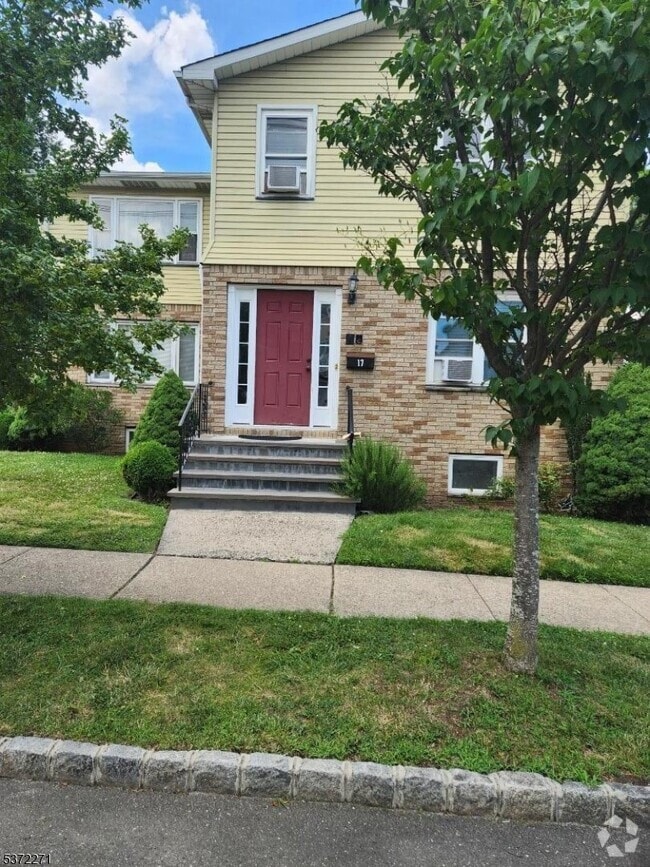 Building Photo - 17 Maple St Rental