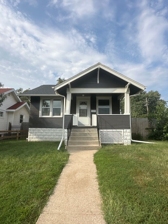 Building Photo - Corner Lot 2 bed 2 bath w 1 car Garage! Rental