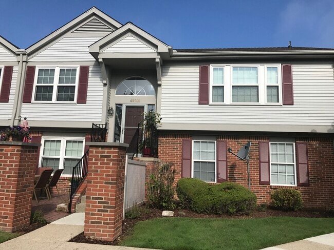 End unit condo - 49730 Plymouth Way Rental