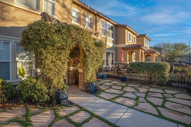 Photo - 2074 Waterlily View St