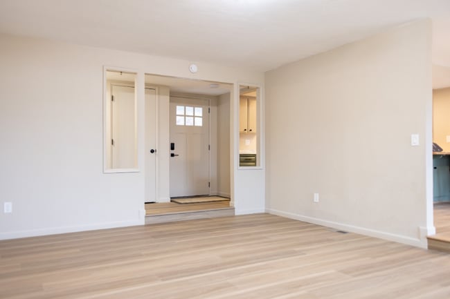 Building Photo - 5520 Valleyview Ln