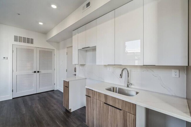 Photo - 5053 Ludlow St