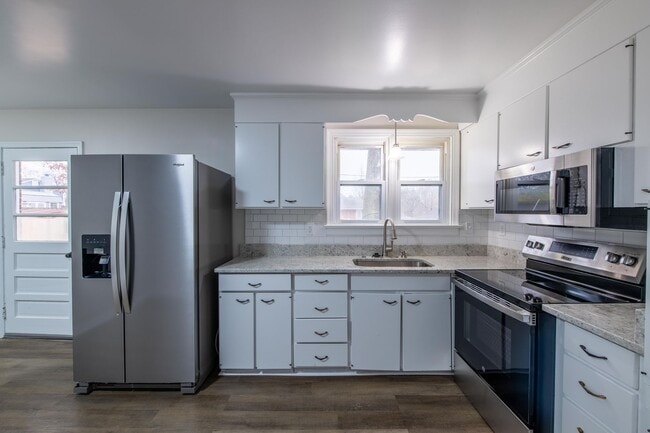 Photo - Charming 3/1 with fenced-in backyard