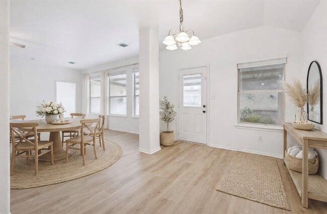 Photo - 1611 Sunnycrest Cir