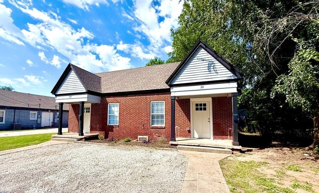 Building Photo - Completely Remodeled 1BD 1BA Duplex Locate... Rental
