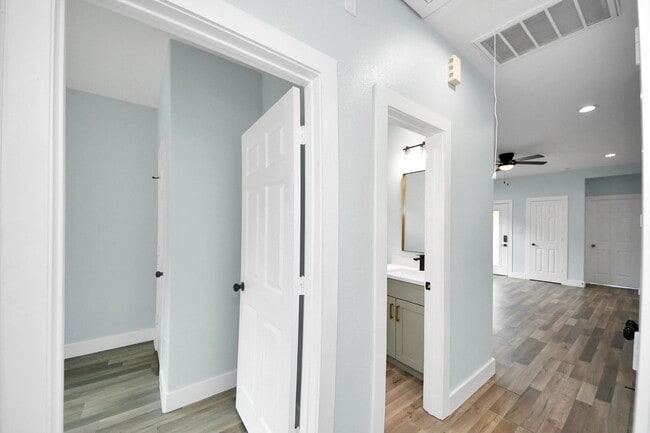 Building Photo - 7502 Sandle St