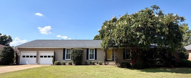 Building Photo - 2303 Gingko Dr