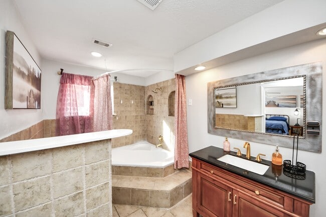 Photo - 15715 Creekhaven Dr