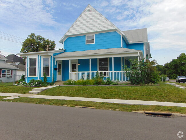 Building Photo - Clay Street Big House