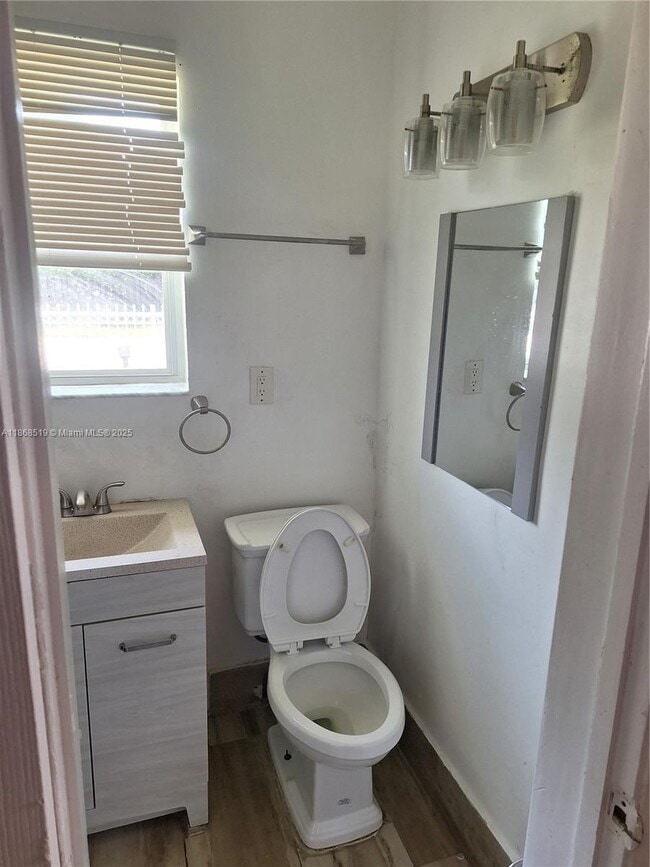 Photo - 771 NE 177th St Unidad 1