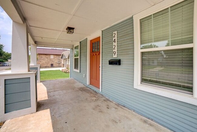Photo - Clean, Crisp, Open Concept 3/2 Near TU