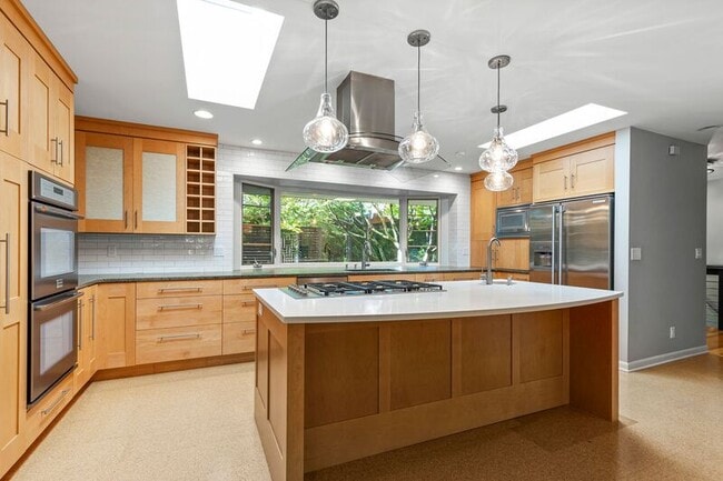 Building Photo - 2640 SW Vista Dr Rental
