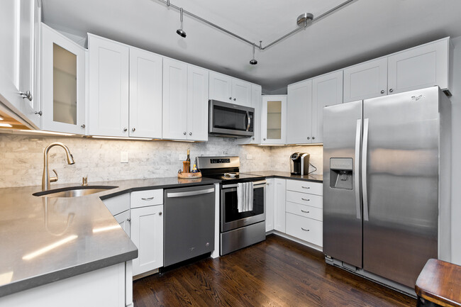 Photo - 3018 N Sheridan Rd Apartments Unit 14A