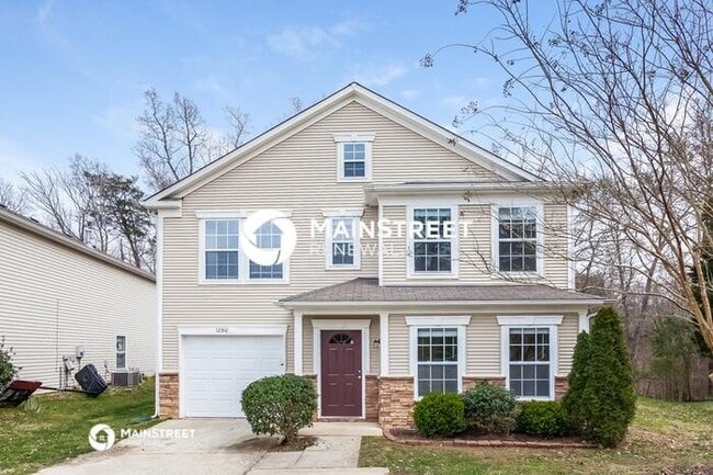 Building Photo - 4 Bedroom Pet-Friendly Home in Charlotte, NC with Main Street Renewal