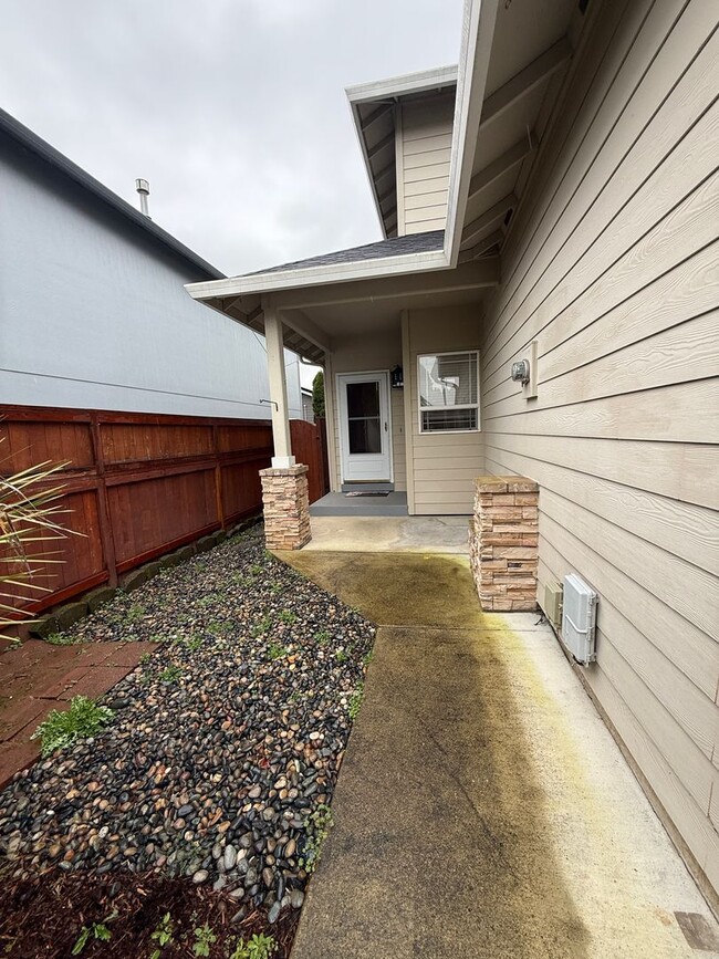 Building Photo - Felida Area - 3 bedroom, 2.5 bath