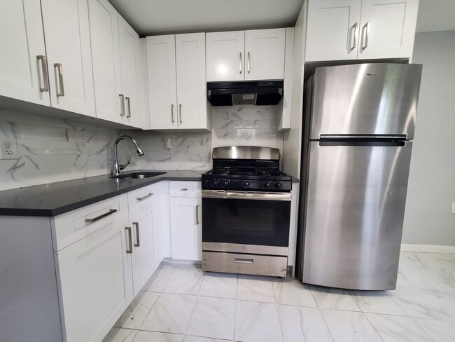 Building Photo - 174 Hopkins Ave Unit 2