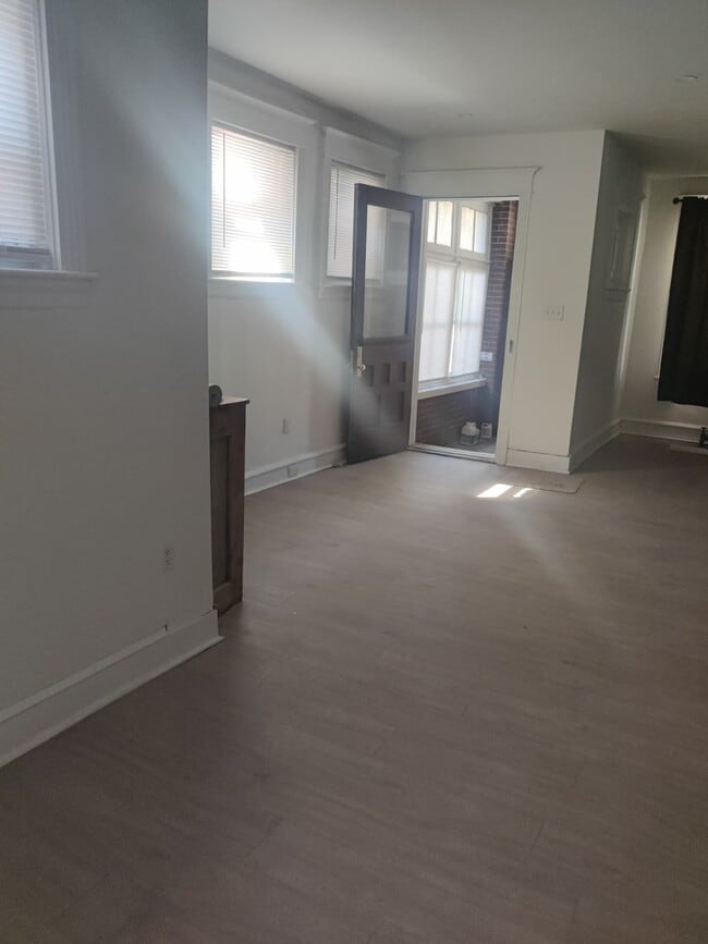 Building Photo - 1620 Lindley Ave