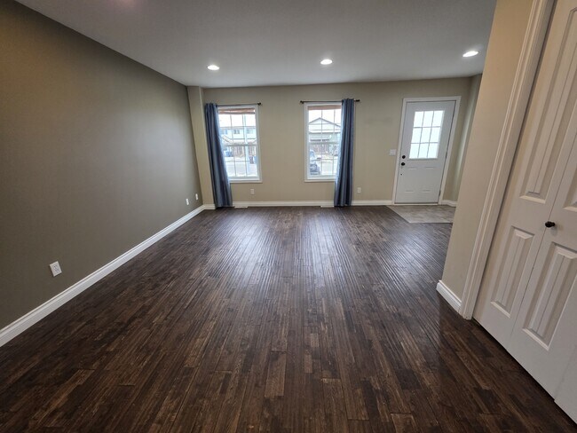 Photo - 8407-8487 87 St