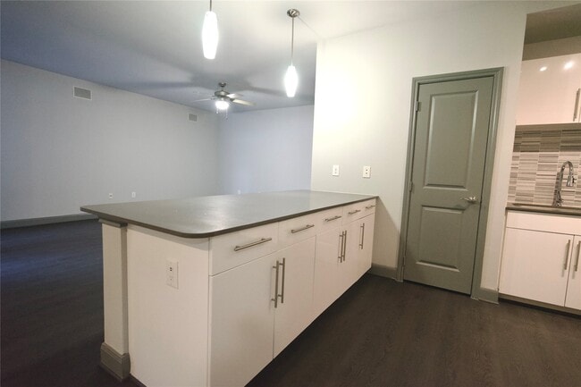 Building Photo - 3788 Richmond Ave. Unit 1122