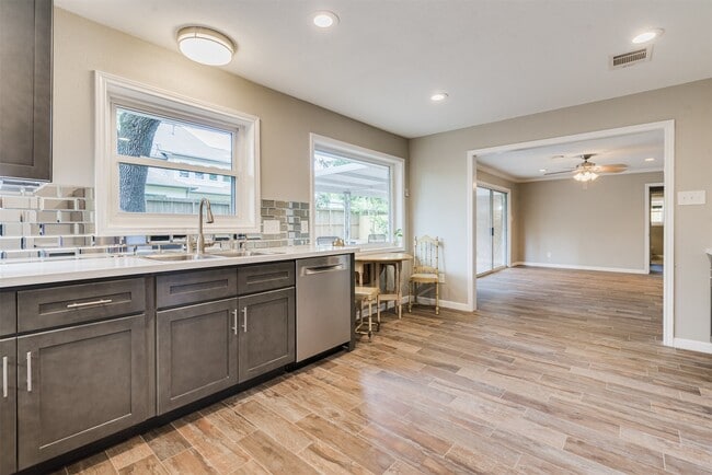 Photo - 5310 Carew St