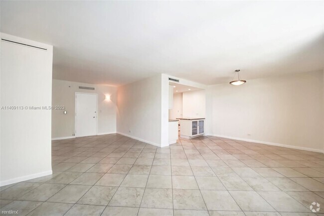 Building Photo - 1 br, 1.5 bath Condo - 5055 Collins Ave Ap... Unit Apt 11A