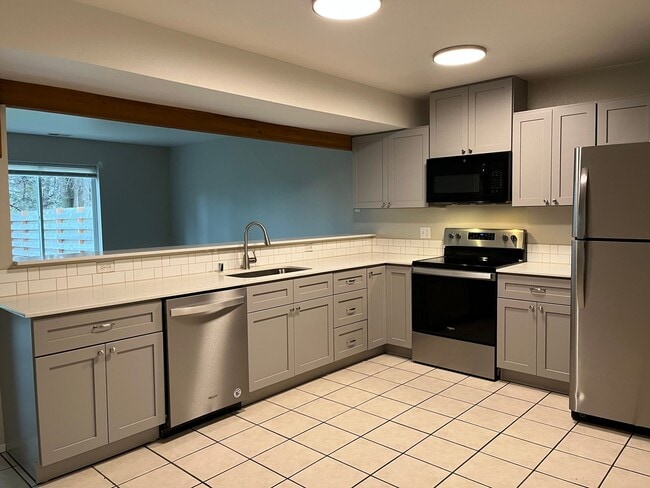 Photo - 3 Bed, 2 Bath Home- Fenced Back Yard! Unit 2904