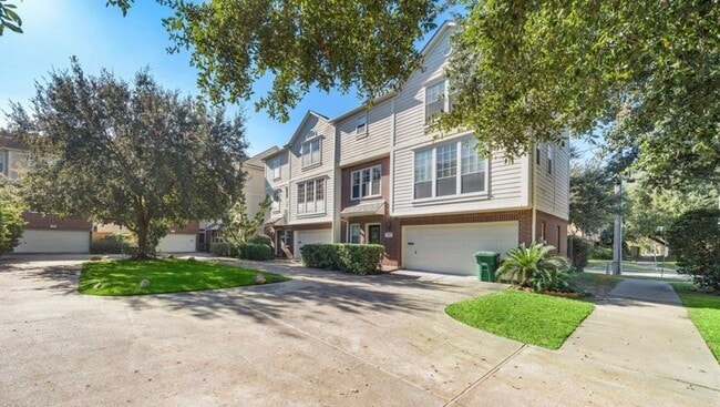 Building Photo - 1702 Tuam St Unit B