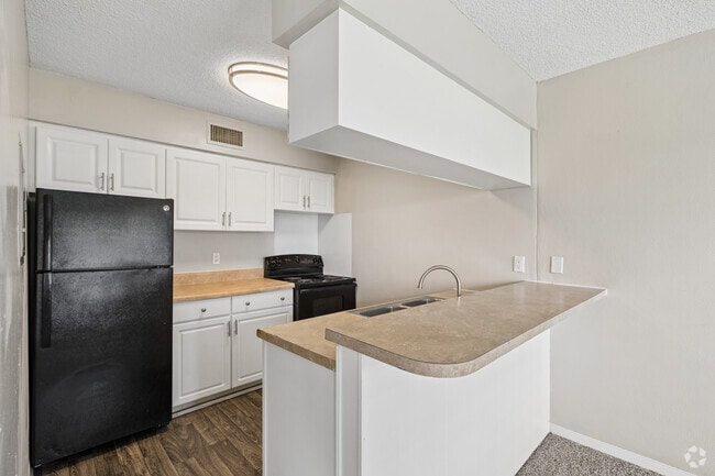 1BR, 1BA - 711SF - Kitchen - Park Apartments