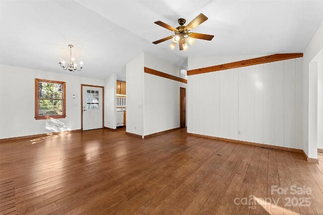 Photo - 550 Kinross Dr