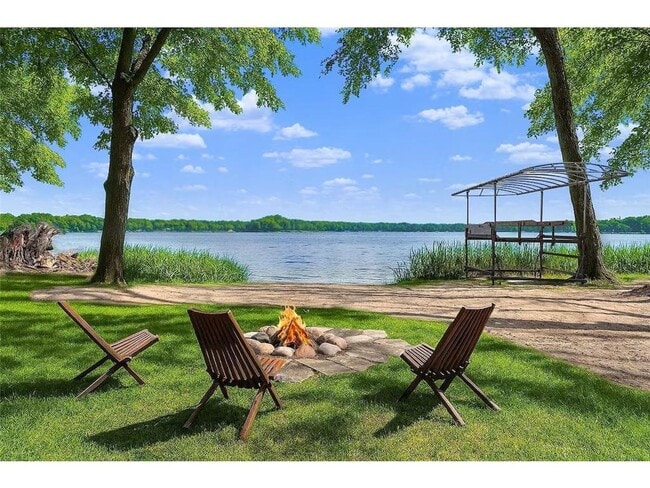 Building Photo - 5720 Oakview Ln N