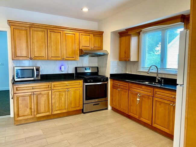Building Photo - 21 Heldun St Unit 2 Rental