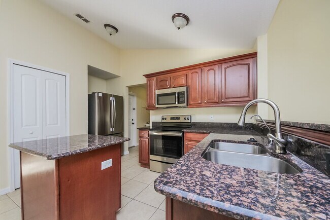 Photo - 905 Derbyshire Dr
