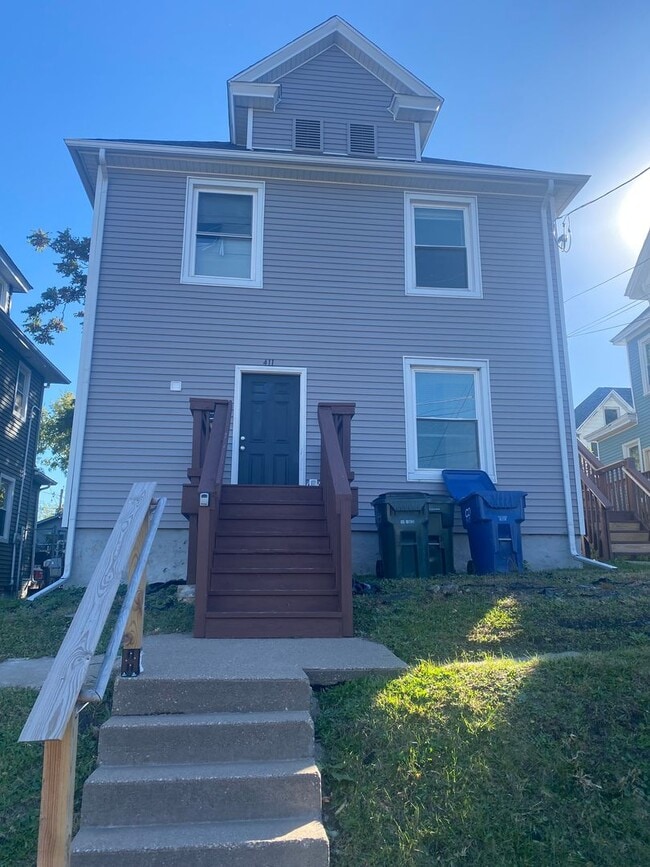 Building Photo - GIR411 Unit Upper