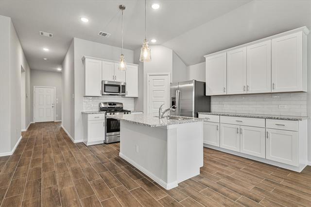 425 Kingsbury Ave