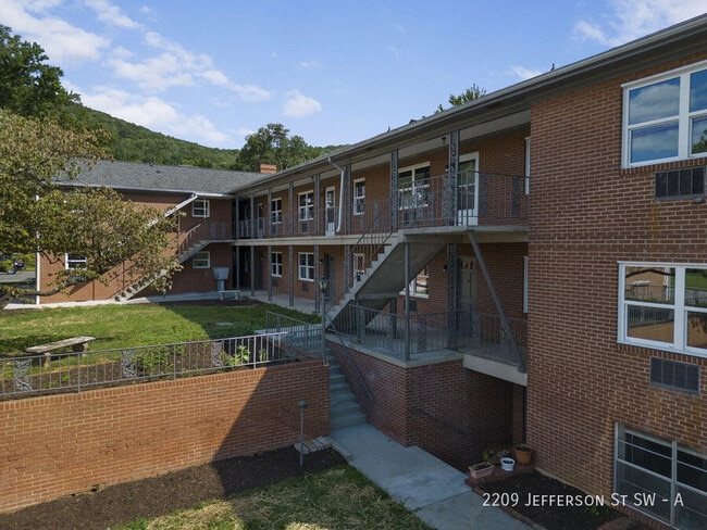 Photo - 2209 Jefferson St SW Unit A