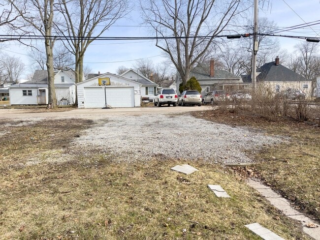 Photo - PRELEASING for AUGUST! Close to Campus