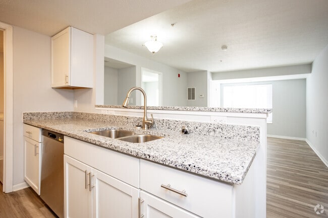 2BR, 2BA - 1,050SF
