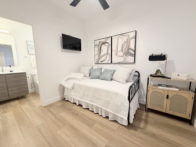 Ground Level Bonus/Guest Bedroom - 4220 N 32nd St Unit 34