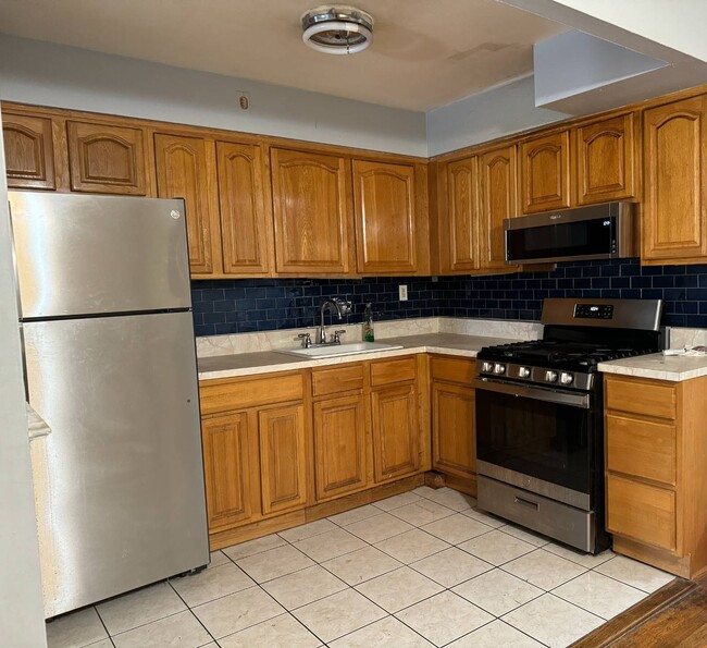 Building Photo - 726 Soundview Ave Rental