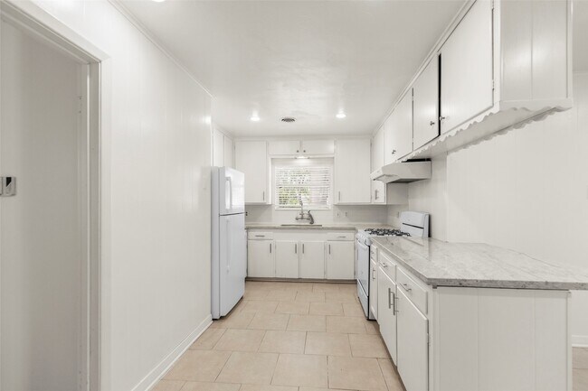 Photo - 2015 Wycliffe Dr