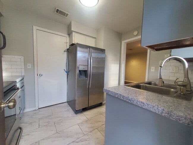 Kitchen - 1713 El Camino Rd Unit 5