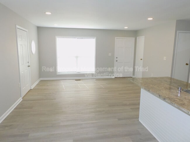 Photo - 406 Mason St NE