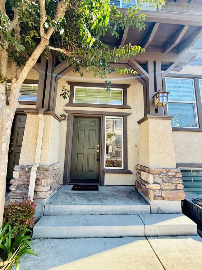 Building Photo - Remodelled 4 Bedroom Townhome for Lease in...