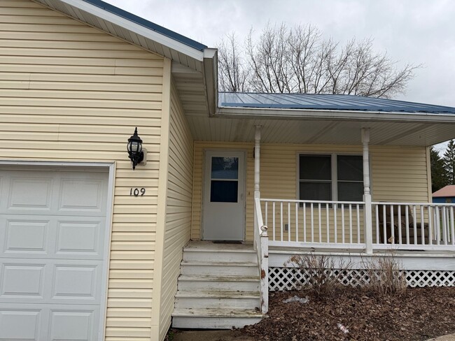 Building Photo - 107-109 Hegge Unit 109