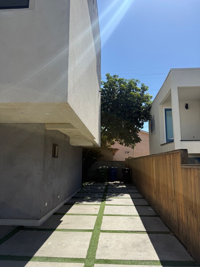 2514 S Palm Grove Ave Unidad 2516 1/2 S Palm Grove Ave