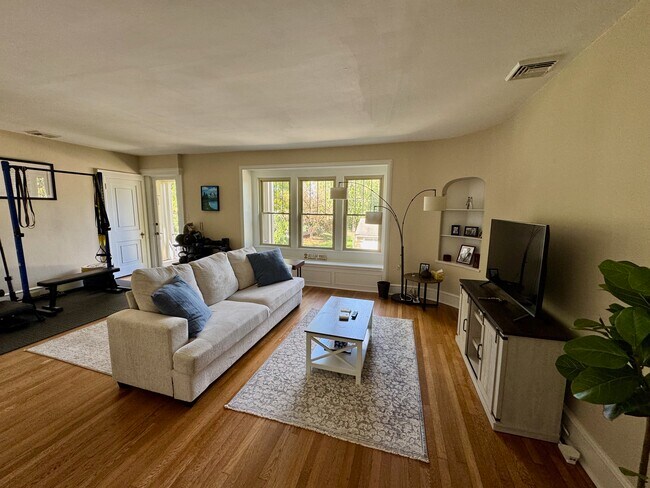Livingroom - 638 Taylor Ave Unit 2