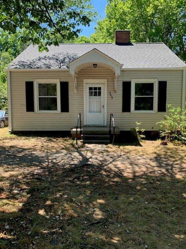 Building Photo - Charming 2 Bedroom 1 Bath close to Wendover and 29!