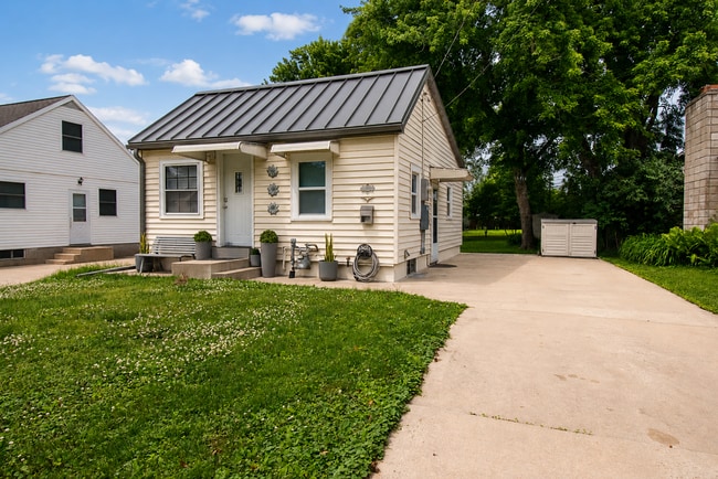 Building Photo - Cozy 2 Bedroom SE Rochester Home with Incredible Yard!