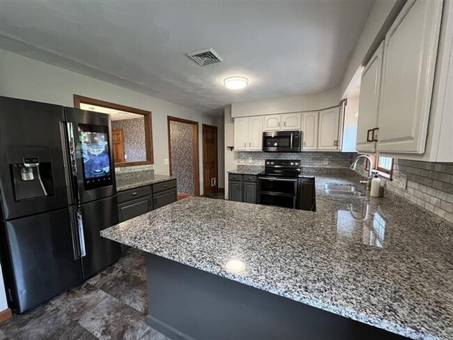 Building Photo - Three Bedroom Single Family House for Rent...